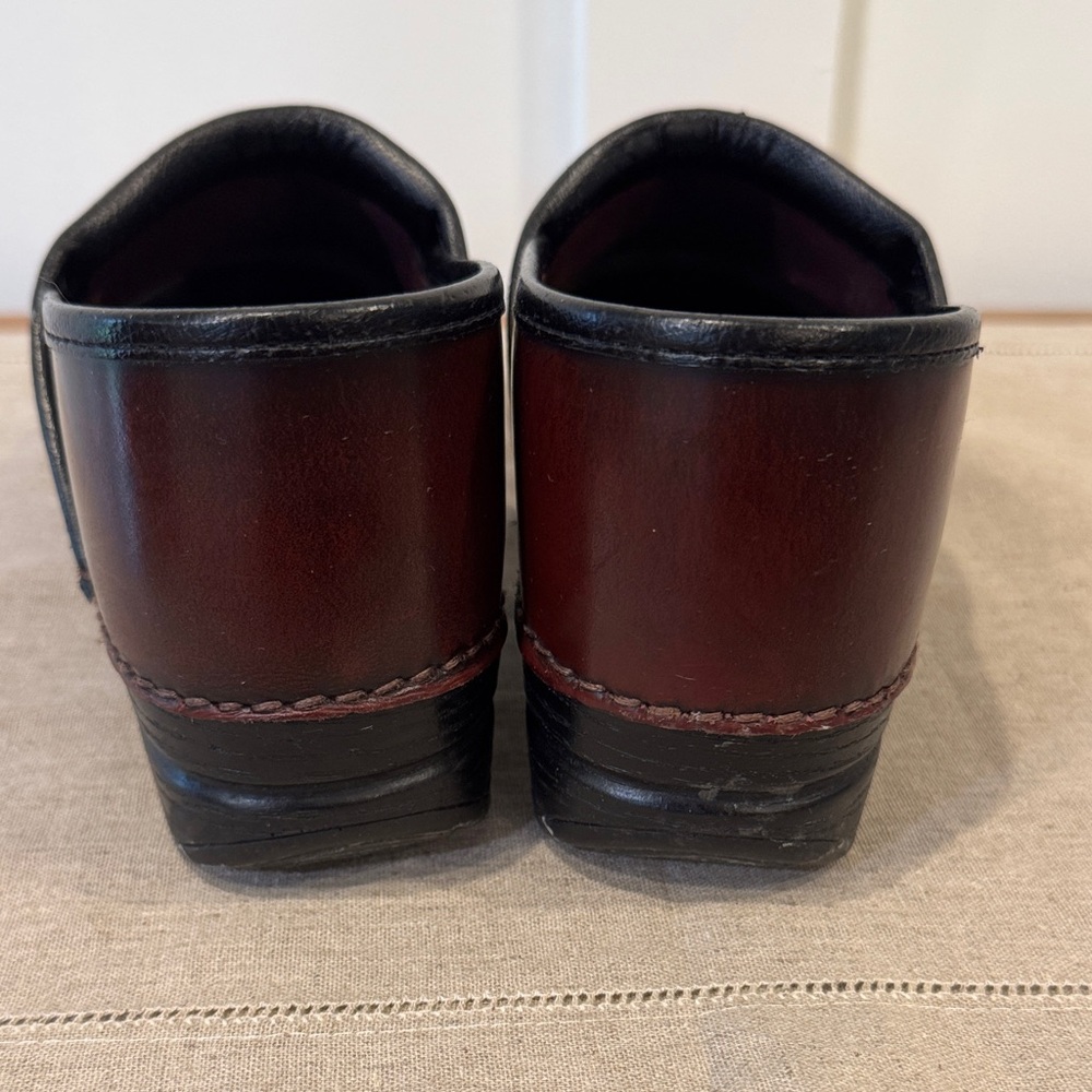 Dansko Women's Clogs SZ 41  Slip-Ons - Picture 3 of 9